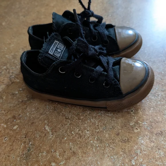 Kids size 8 converse - Picture 3 of 3